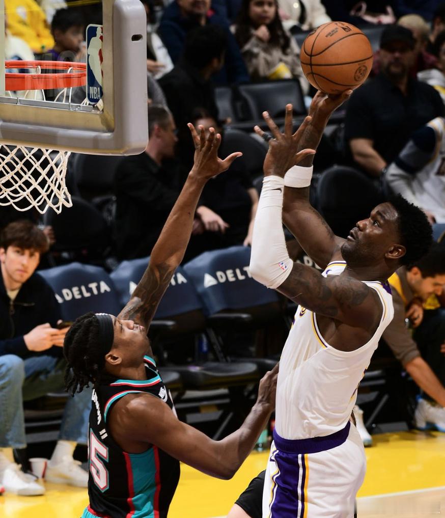 雷迪克称赞艾顿的技术水平：“他是一名技术极为全面的大个子，单论手感和投射能力，全