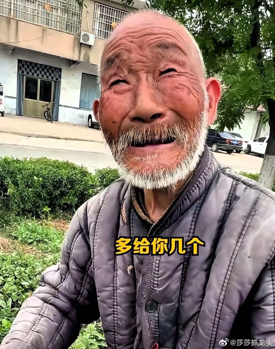 “太暖心了！”山东，88岁老人推着三轮车卖手工编筐，男子见老人可怜，本想支持一下