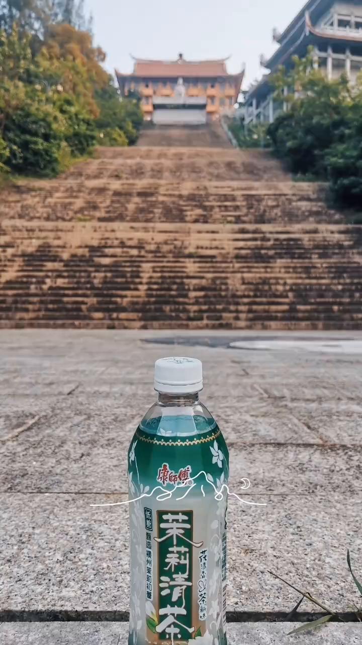 康师傅。
为今天欢笑唱首歌，任胸样吸收新的快乐。在晚风中敞开心锁，谁愿记沧桑匆匆