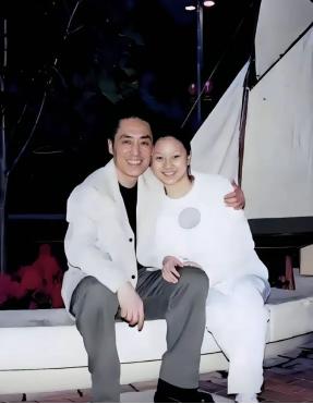 1999年，18岁的陈婷正在上课时，突然感觉一阵恶心呕吐，同桌问她：“你怎么啦？