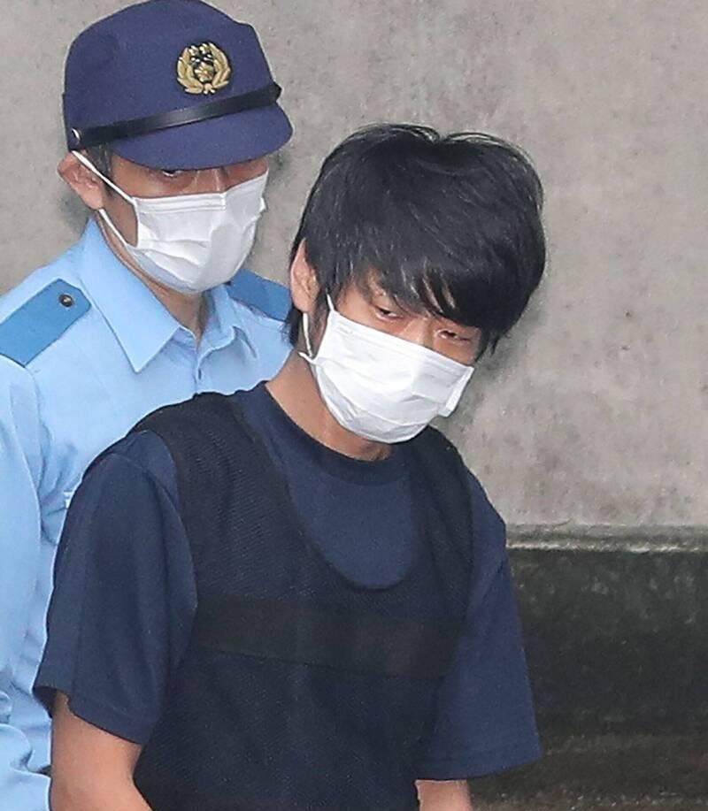 【安倍枪击案首次公审 凶手山上彻也当庭认罪】海外新鲜事
日本前首相安倍晋三遇刺案