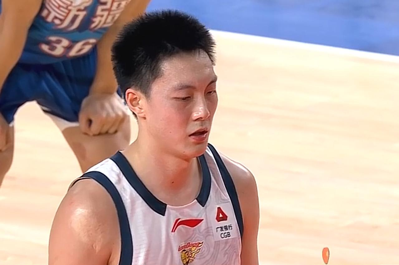 胡明轩做出了一个重要的决定！
CBA常规赛第36轮，广东队做客对阵青岛队，为了打