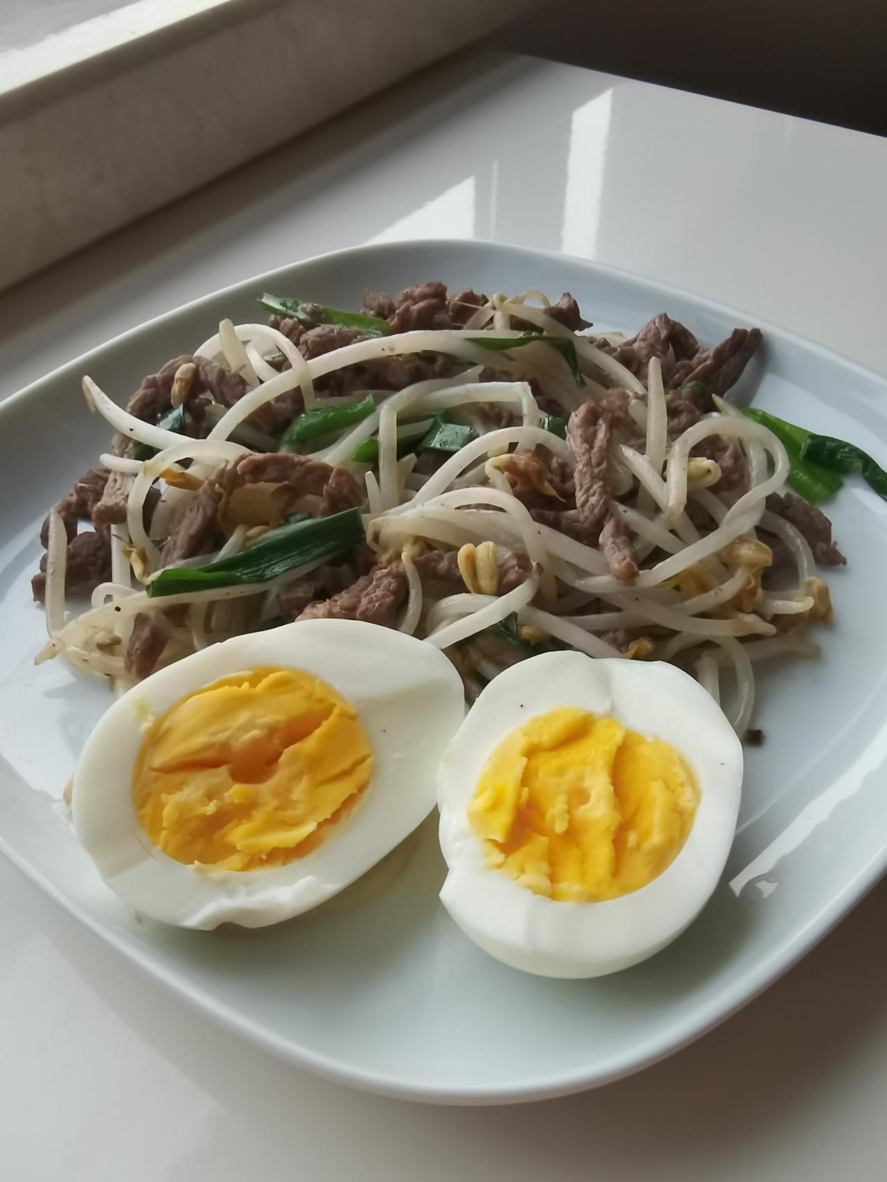 【星期三  早餐打卡】
豆芽韭菜炒牛肉丝、鸡蛋、吐司加芝士片、牛奶咖啡

【今日