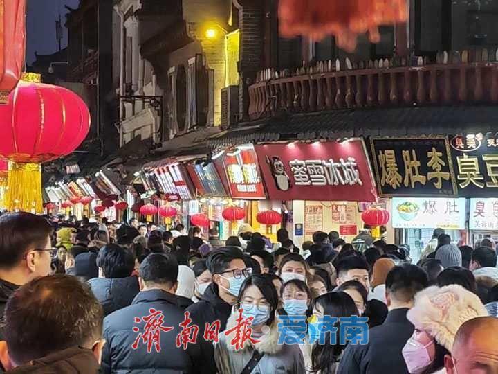 清晨六点，泉城路的石板还泛着夜露的微光，保洁人员已经开始清扫昨日热闹留下的痕迹。