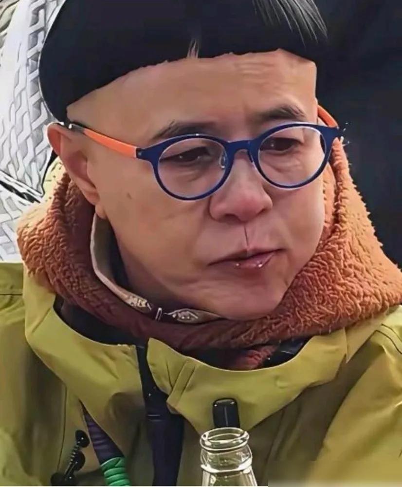 一个60岁的女人，每月跨省去见同一个人，就为了剪一个锅盖头。
头皮已经反复发炎了