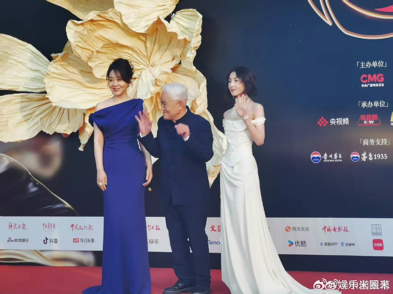 闫妮蓝裙好温柔闫妮中国电影盛典红毯状态 闫妮亮相中国电影盛典，一袭蓝裙温婉大气，