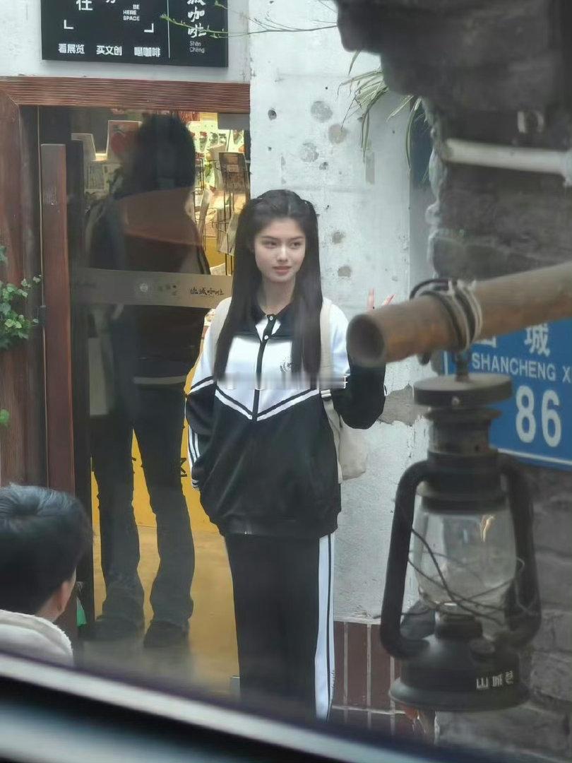少女果然还得是少女来演！艾米新剧路透生图，脸颊上的婴儿肥甚至都没褪去。 