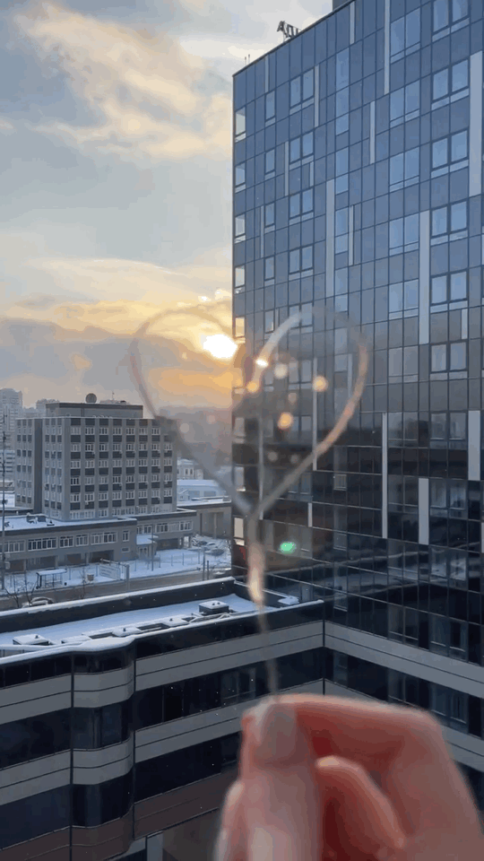 我不去想是否能够成功，既然选择了远方，便只顾风雨兼程。我不去想能否赢得爱情，既然