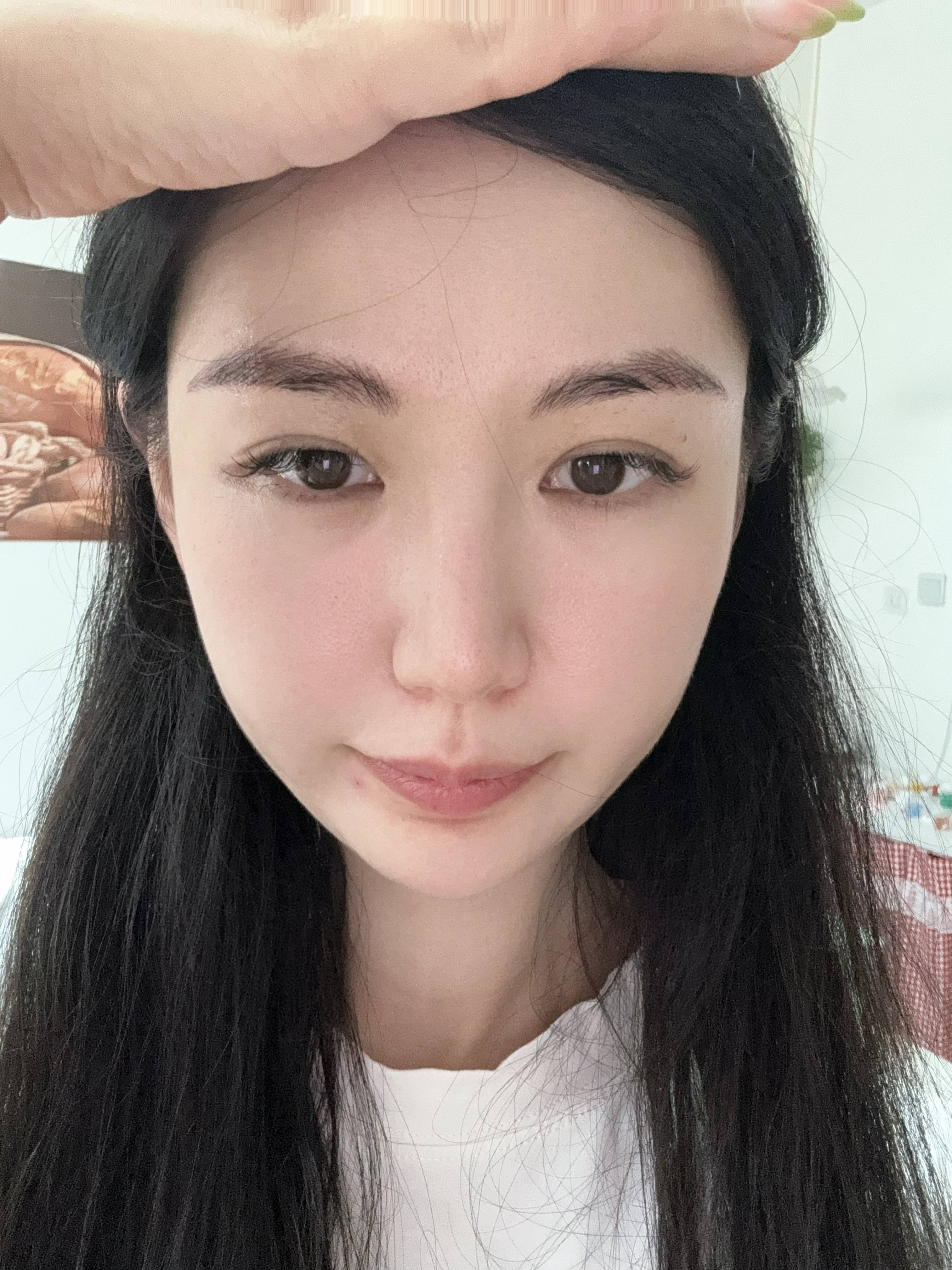 看我的新眉毛嘿嘿只不过今天没化妆！等我画了眼妆可能会更适配好喜欢我的新眉毛！感觉