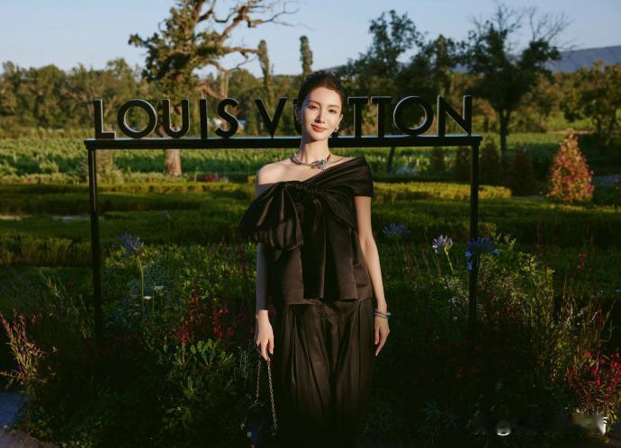 金晨在这里面有一种别人发朋友圈会把她裁掉的气质 ​​​