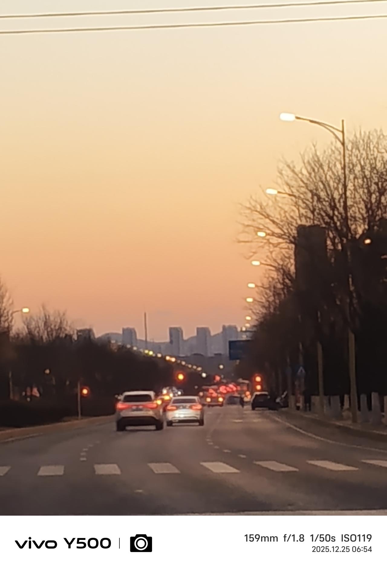 天冷，记得多吃点。
今天是入冬以来，大连金州地区最冷的一天，天气预报达到了-12