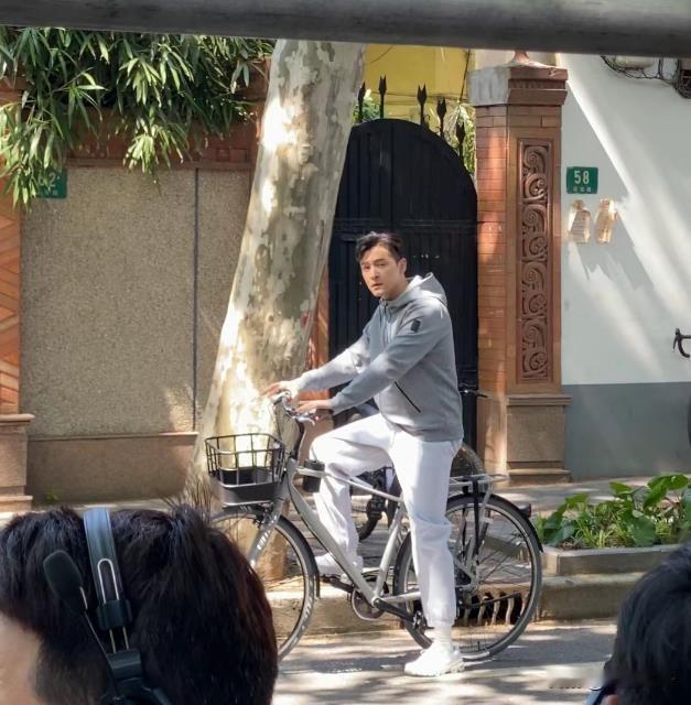 胡歌上海街头骑行被路人偶遇，身穿休闲服松弛感满满，看起来一点也不像41岁。不过，