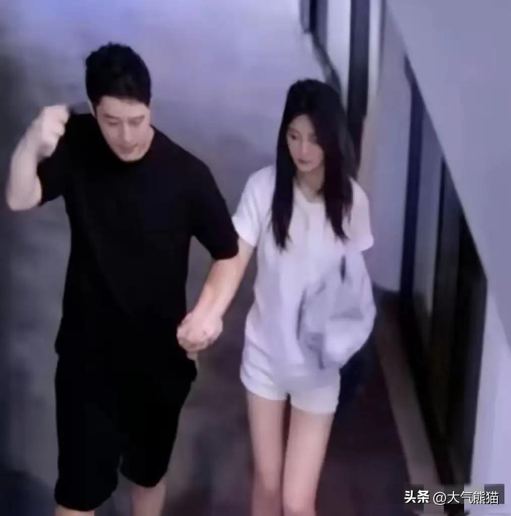 在泰国遇害女子出事之前的视频曝光，一段是在泳池派对举行之时，被害女子和一个男子牵