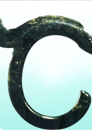 红山文化
这一璀璨于中华文明黎明前夜的史前瑰宝，诞生于距今约六千至五千年前的辽西