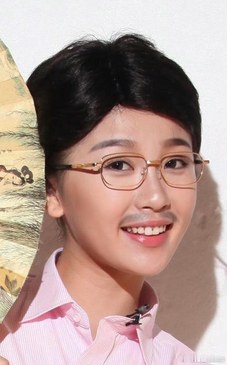 虞书欣早期女扮男装造型 