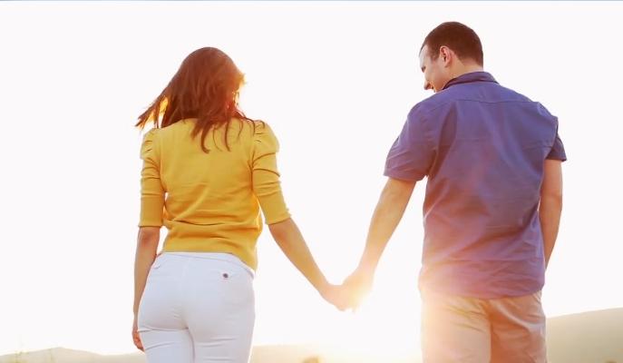 恋爱安全感来自哪里？

1. 安心不是秒回，是说完“我在忙”后依旧记得回。  