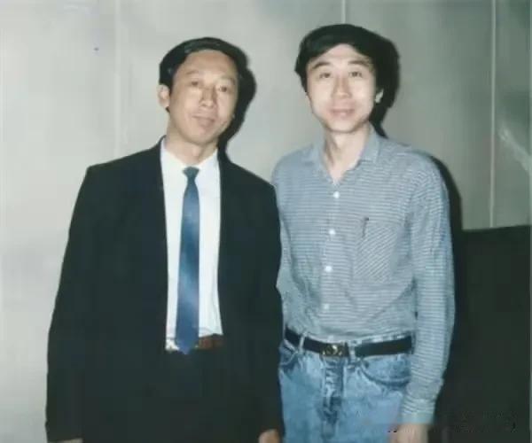 这一家人长的太像呀！不愧是一个“出版社”的[大笑][大笑][大笑]
第一张是冯巩