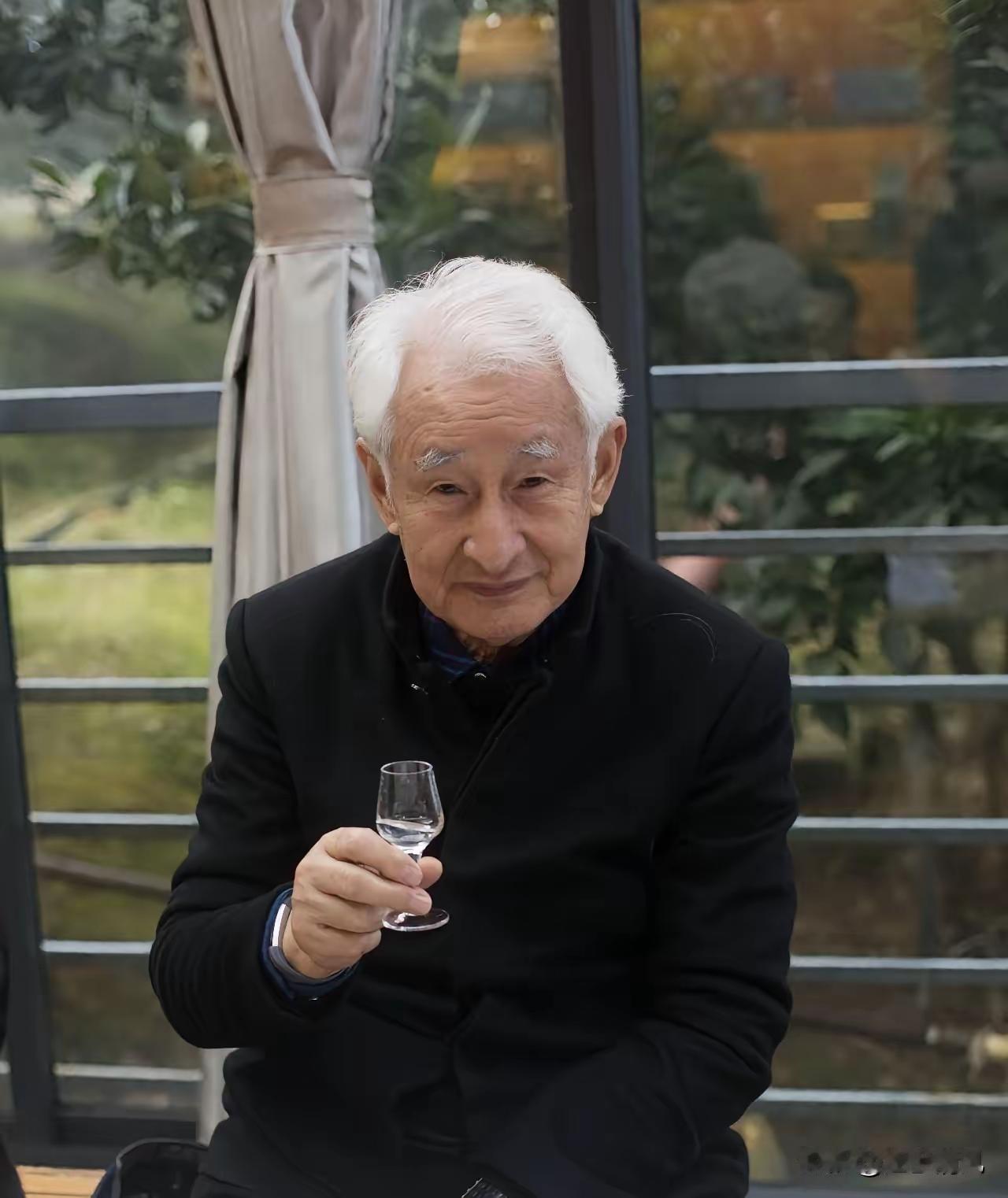 世界上喝茅台最多的人叫季克良。

他在茅台工作50年，喝掉2吨多茅台，凭借“最贵