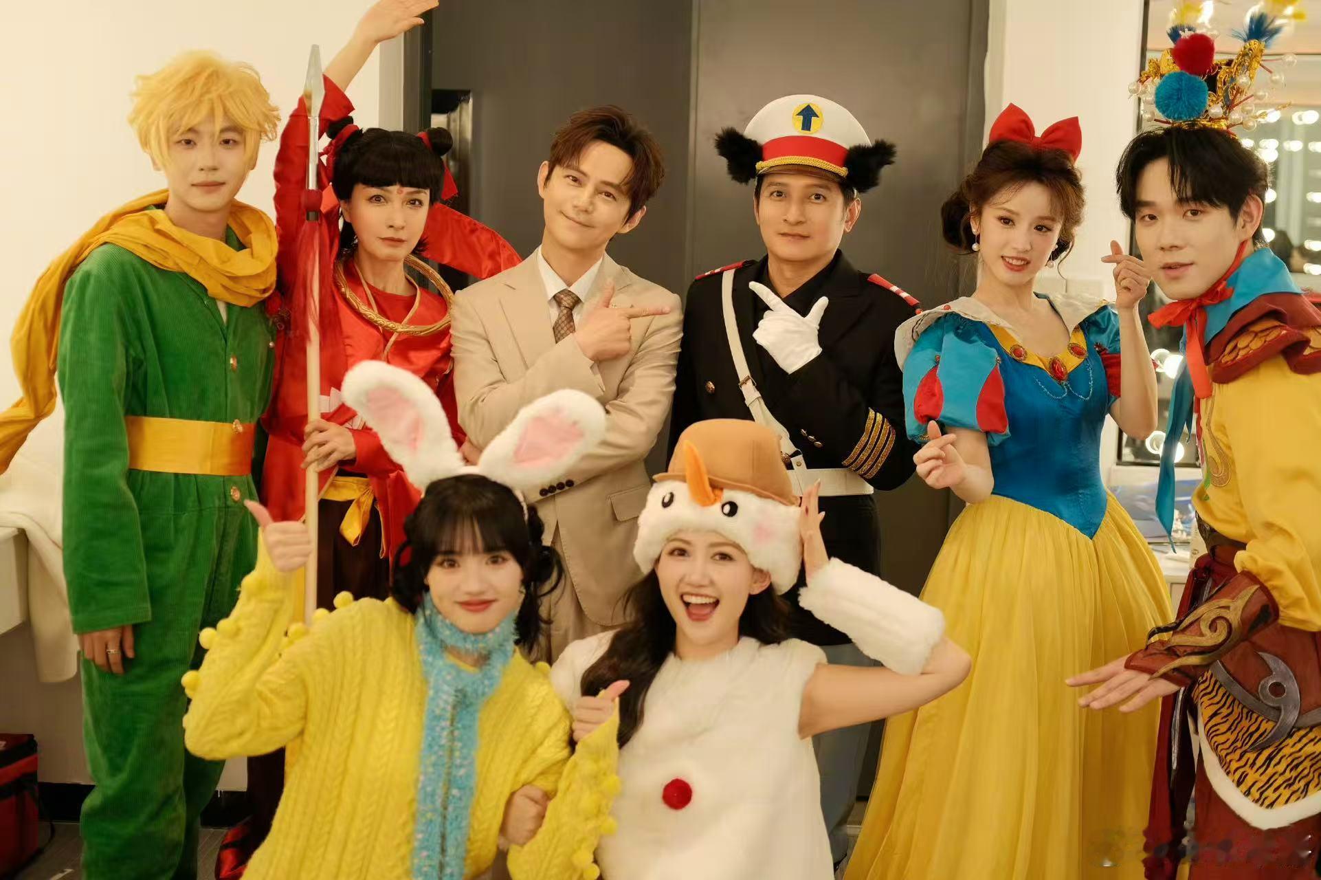 维嘉晒与何炅吴昕合照，说台下的何老师笑得好大声，