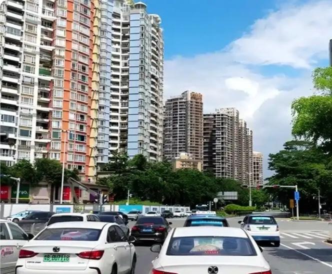 今年谈论最多的是房子还跌不跌了，我闺蜜是中介的，说一个扎心的事实，她说卖房子的有