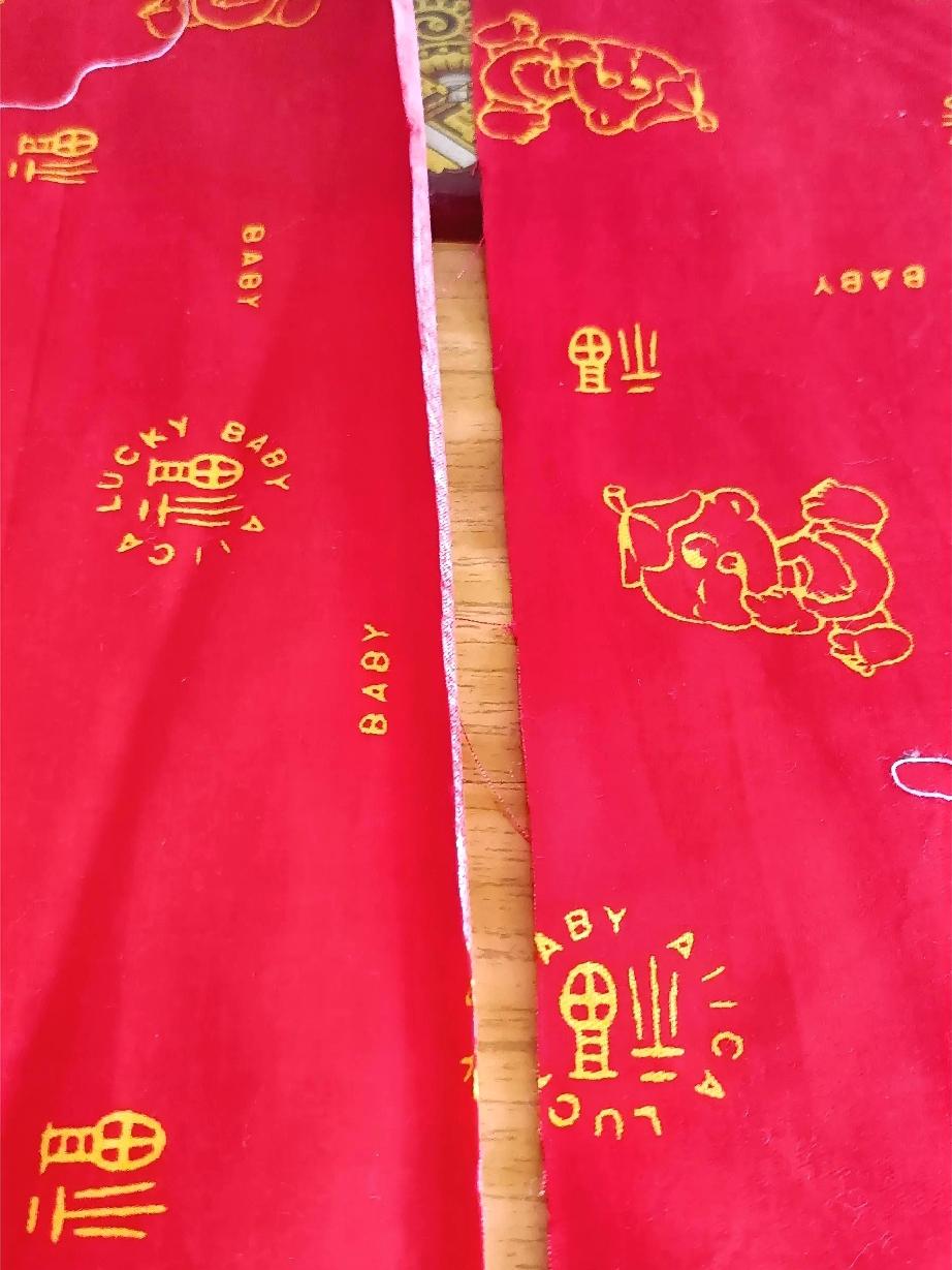 随便找了一块布，给二宝做了个小枕头。
今早去了我妈家，不是太着急，我就给我妈打扫