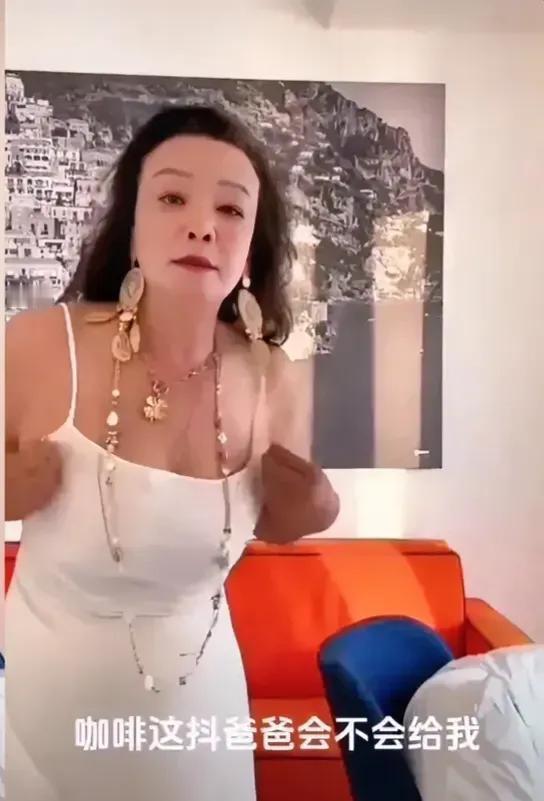 本来对这个人还有几分尊敬的，
但这三年来她的所做所为真的❗❗❗
一个口口声声说爱