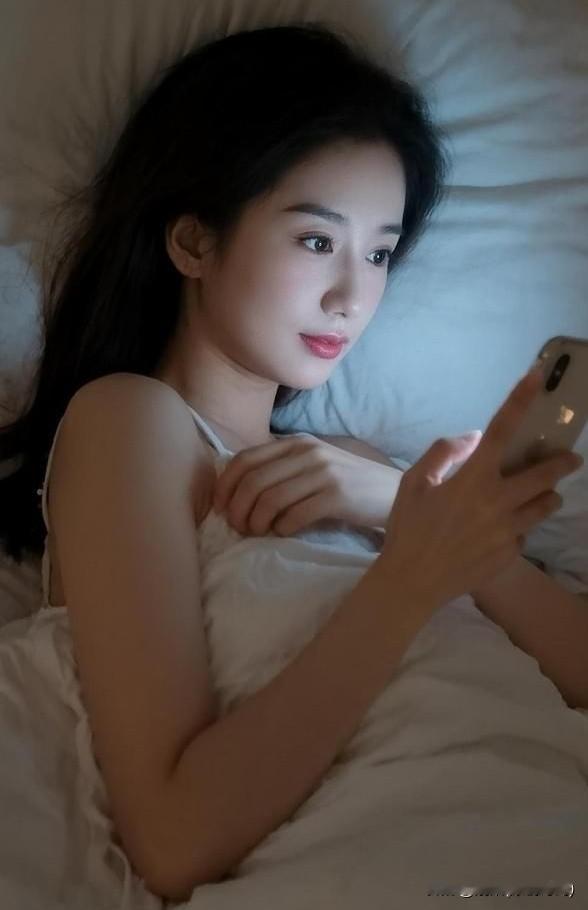 情难自持
文/刚柔

想忍，忍不了
你一出现
我的理智就开始溃逃

手指先于大脑