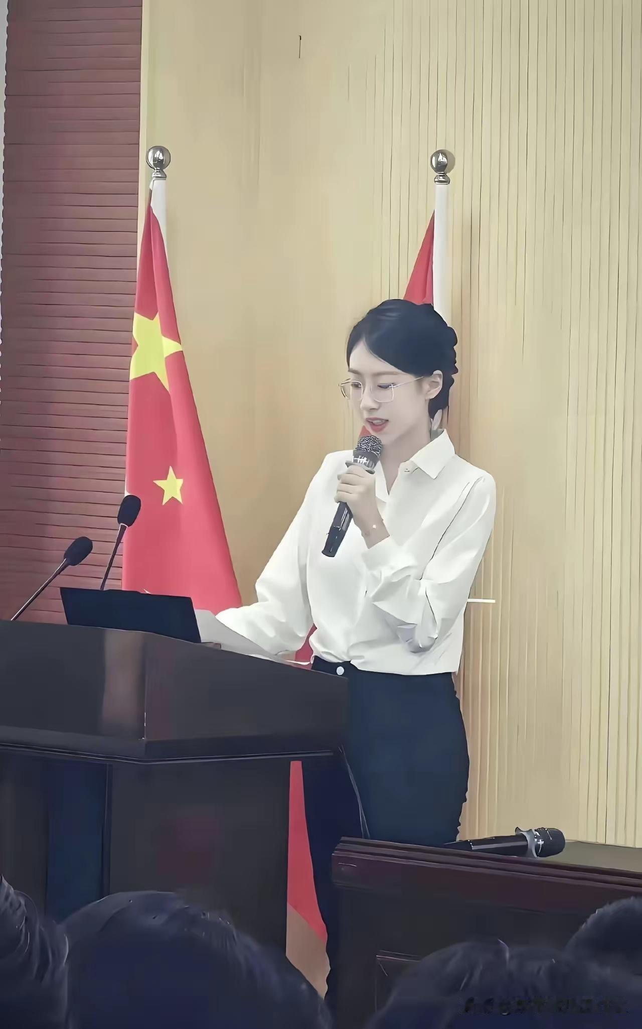 一看这气质就是吃公家饭的[笑哭]