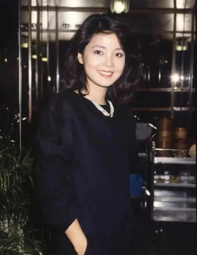 旧时光｜80年代的邓丽君穿搭好时髦啊！