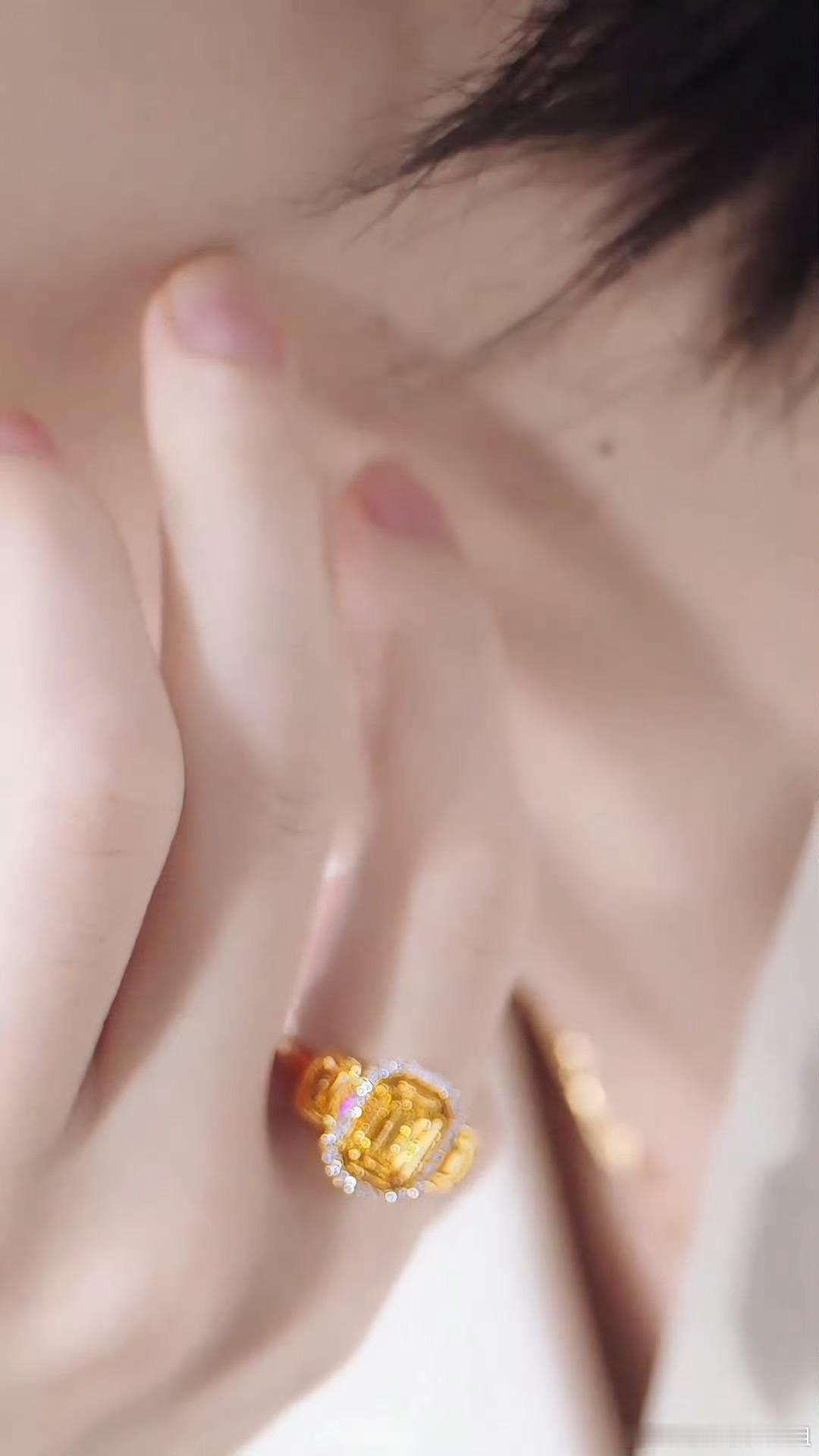 接受且无比欢迎品牌霸霸，对成毅身上的每一颗痣都反复打磨、认真对待；但那些只想蹭热