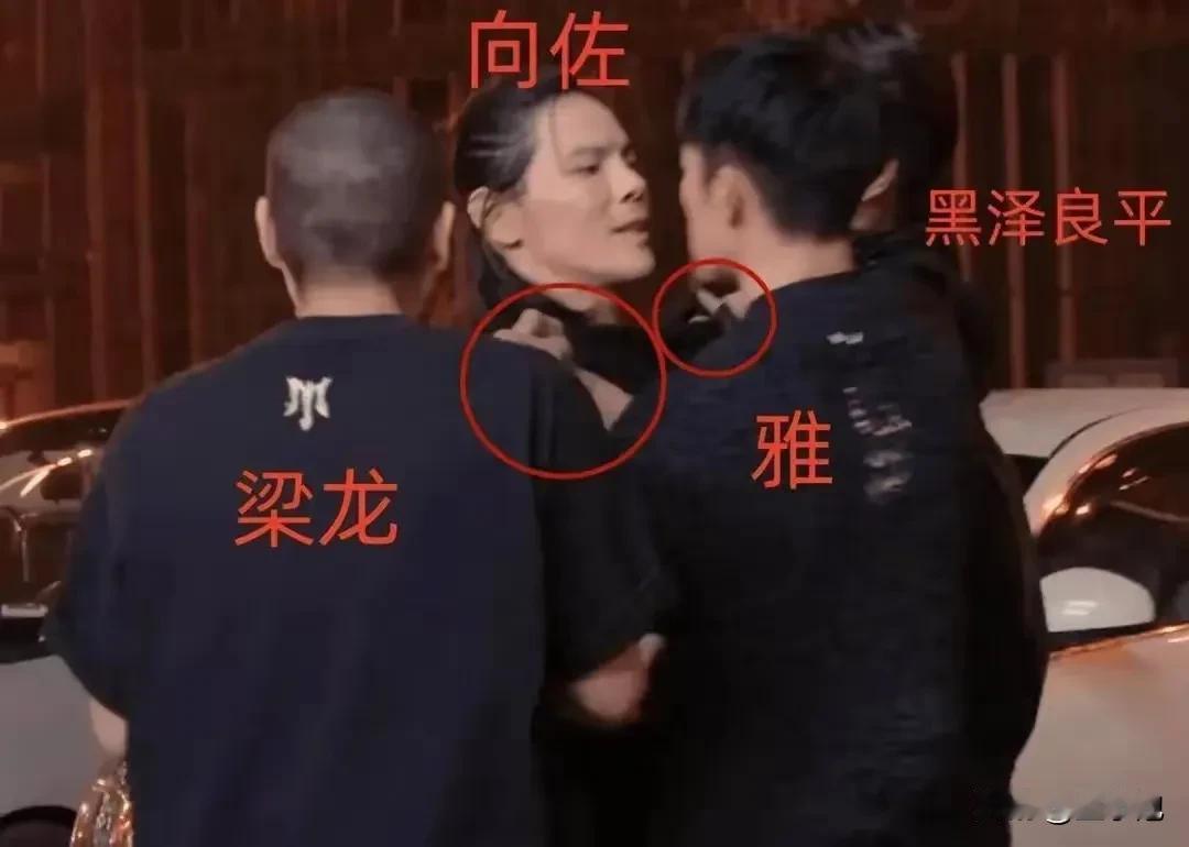 向佐临时当逃兵，被俩日本艺人给他狠狠上了一课，再次证明了他的无能。
练习阶段的几