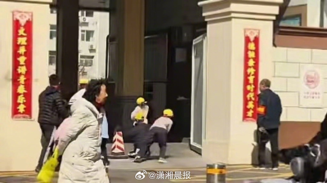 【太原一#小学保安被指突然踢跑步入校学生#，#校方称保安有抬脚但没踢到孩子#】近