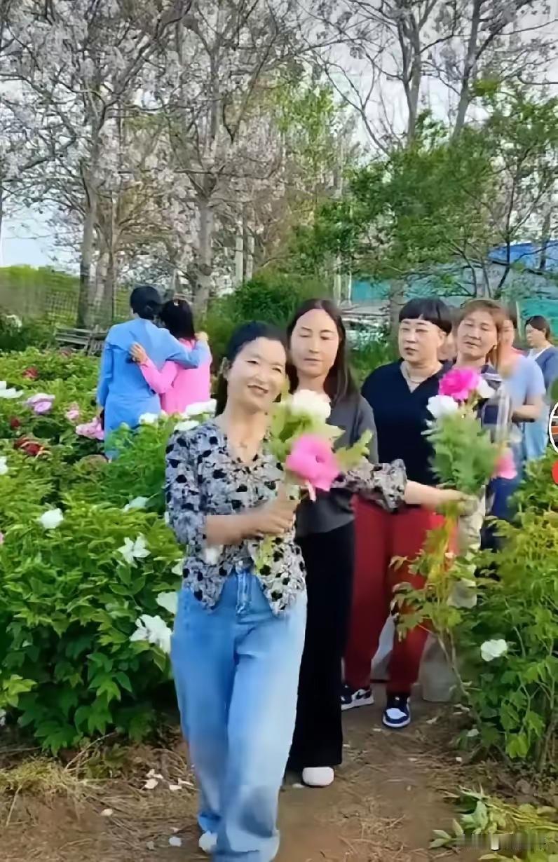 她们竟厚颜无耻地说：“古人云：花开堪折直须折，莫待无花空折枝，我不过是听从古人教