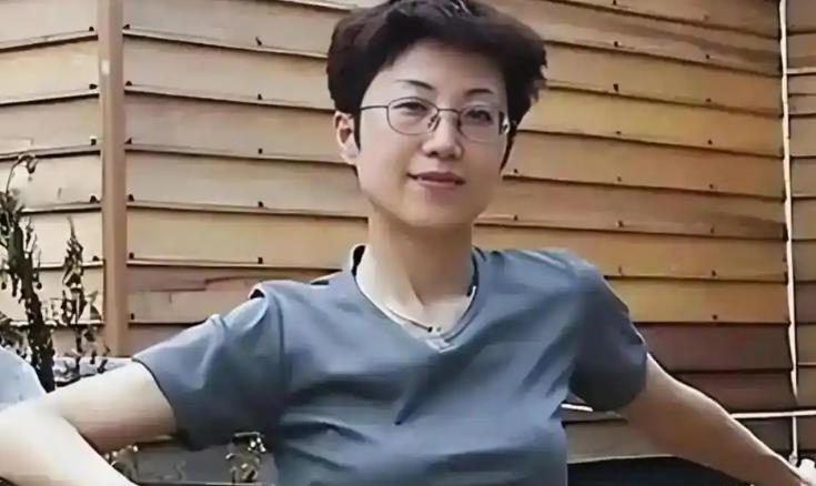 她持美国绿卡带着丈夫和5岁儿子回国探亲，返程在北京首都机场准备离境时，被国家安全