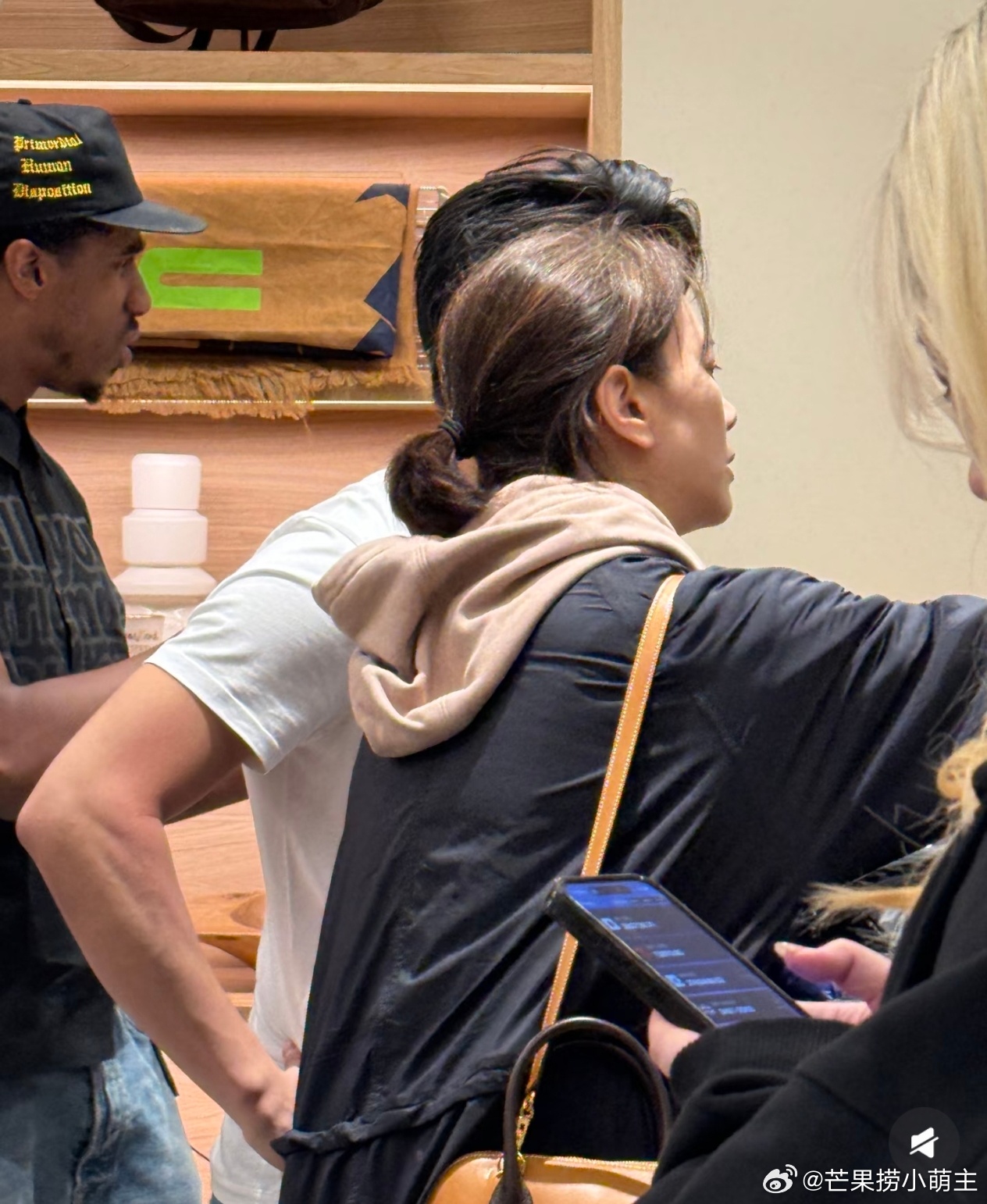 袁咏仪带儿子伦敦逛潮牌店伦敦偶遇袁咏仪带儿子逛潮牌店 伦敦偶遇袁咏仪带儿子逛潮牌