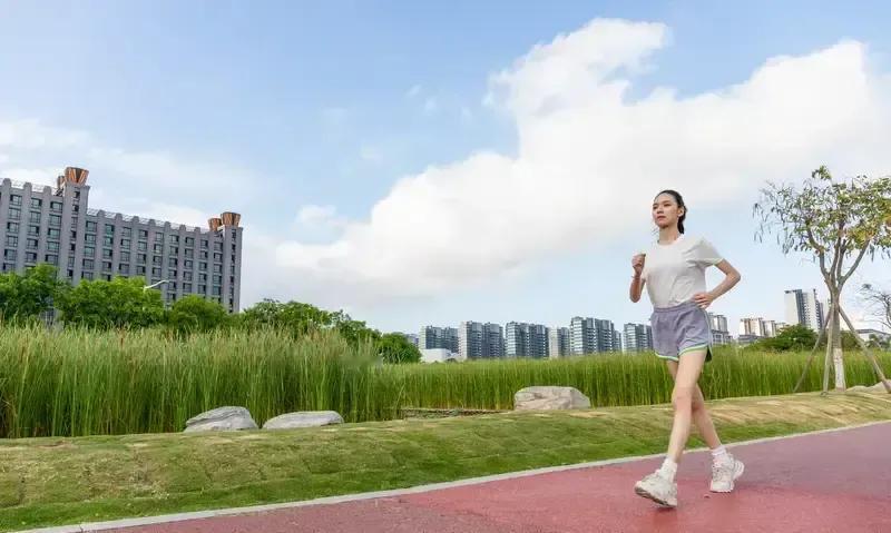 昨天是历史明天是谜团今天才是礼物这段鸡汤刷屏了我的朋友圈我点进去一看配图全是阳光