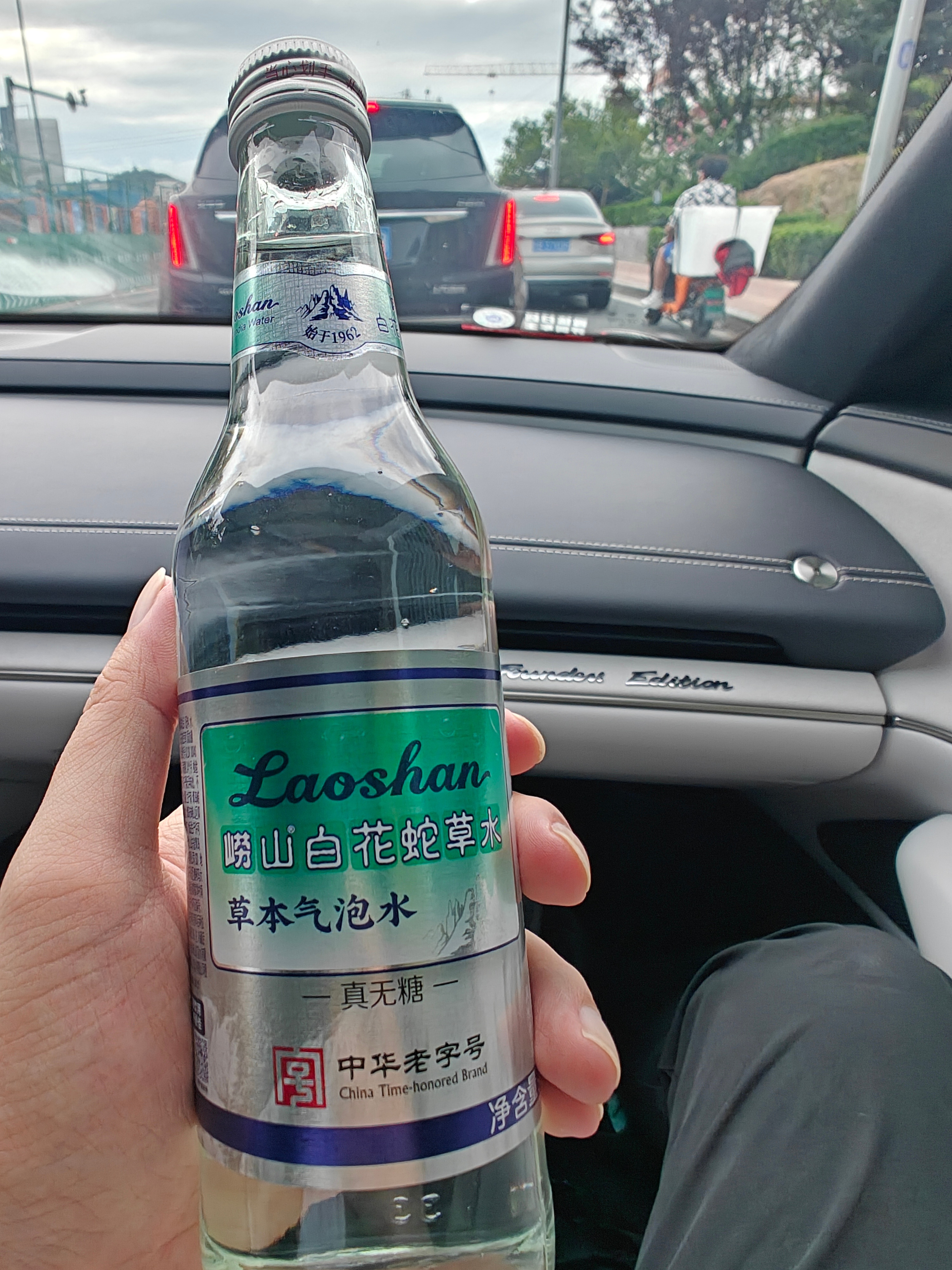 现在的白花蛇草水味道太寡淡了，根本没有小时候的哪种好喝，据说现在加强版是小时候的