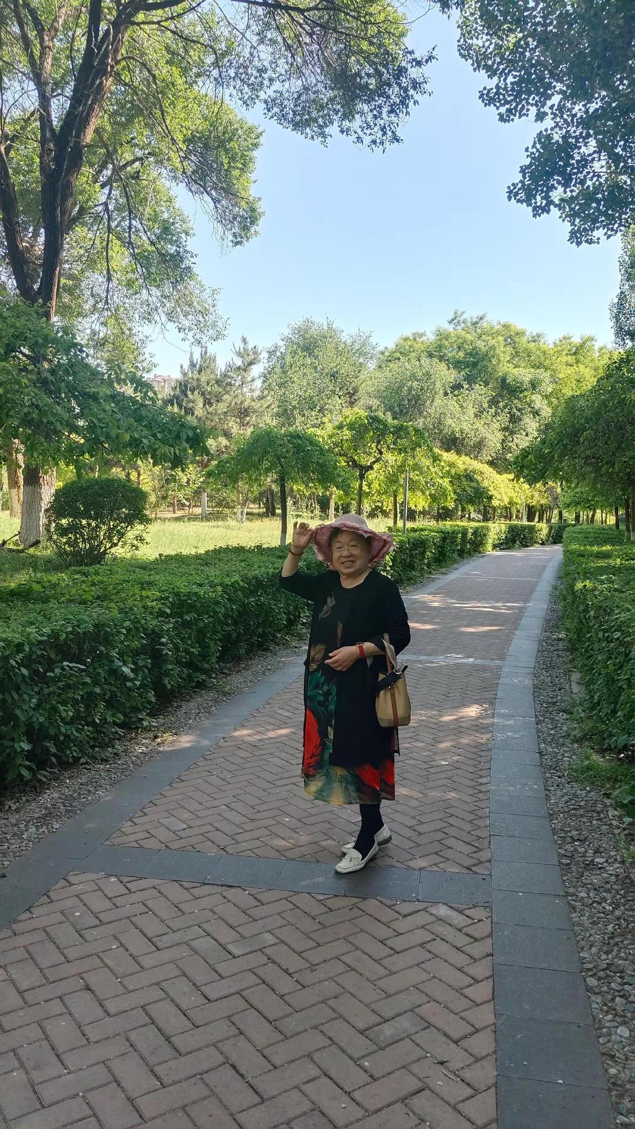 炎热的夏天到东湖公园拍照拍美景，开心快乐没烦恼.