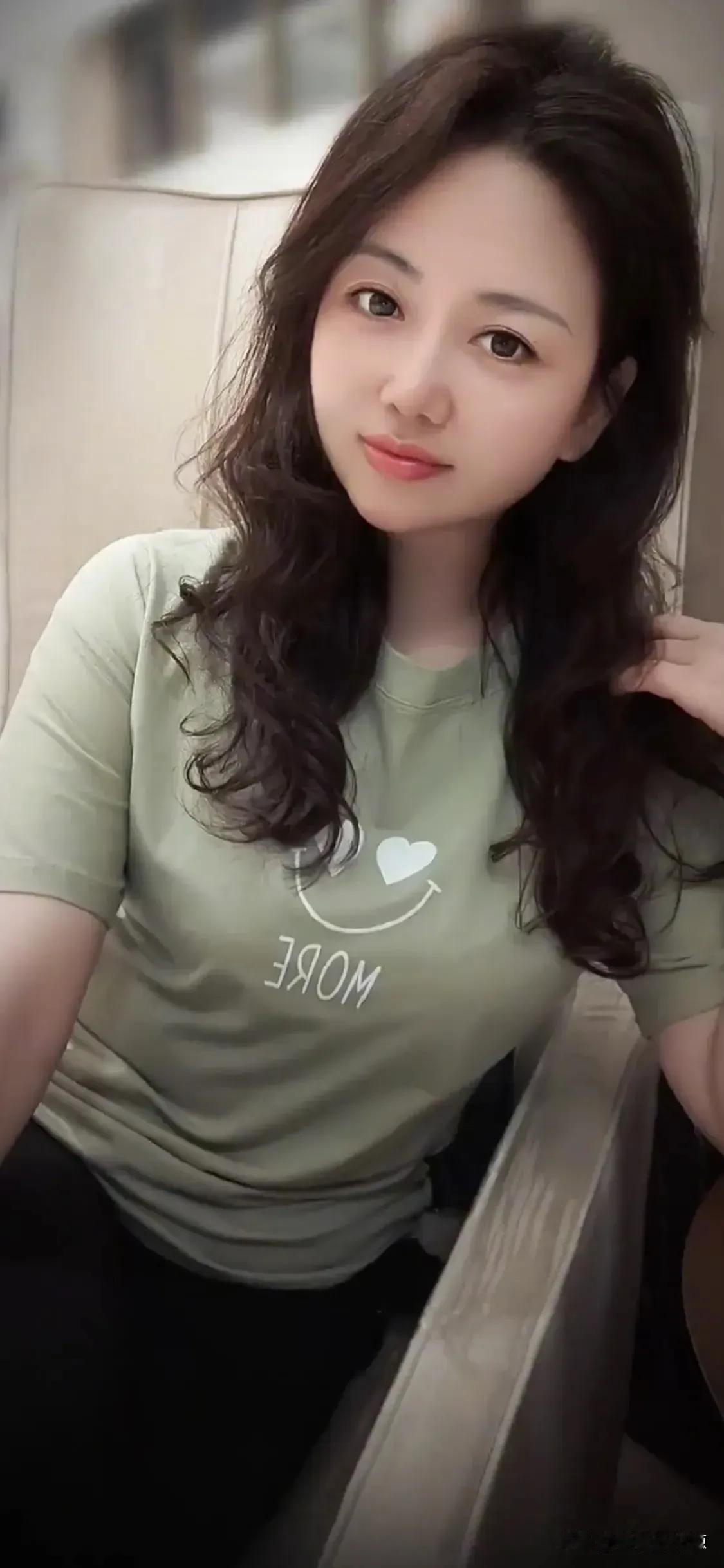 今天闺蜜来我家，和我说了这样的一件事，让我帮着参谋一下。

这不是马上要过年了嘛