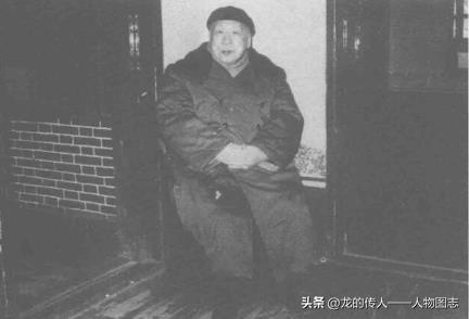 1985年伍修权参加遵义会议50周年纪念活动时在当年坐过的位置上留影