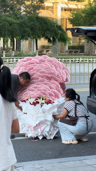 这是哪家的富二代公子哥给女朋友订购的求婚花束？
竟然用几十万、上百万的现金钞票用