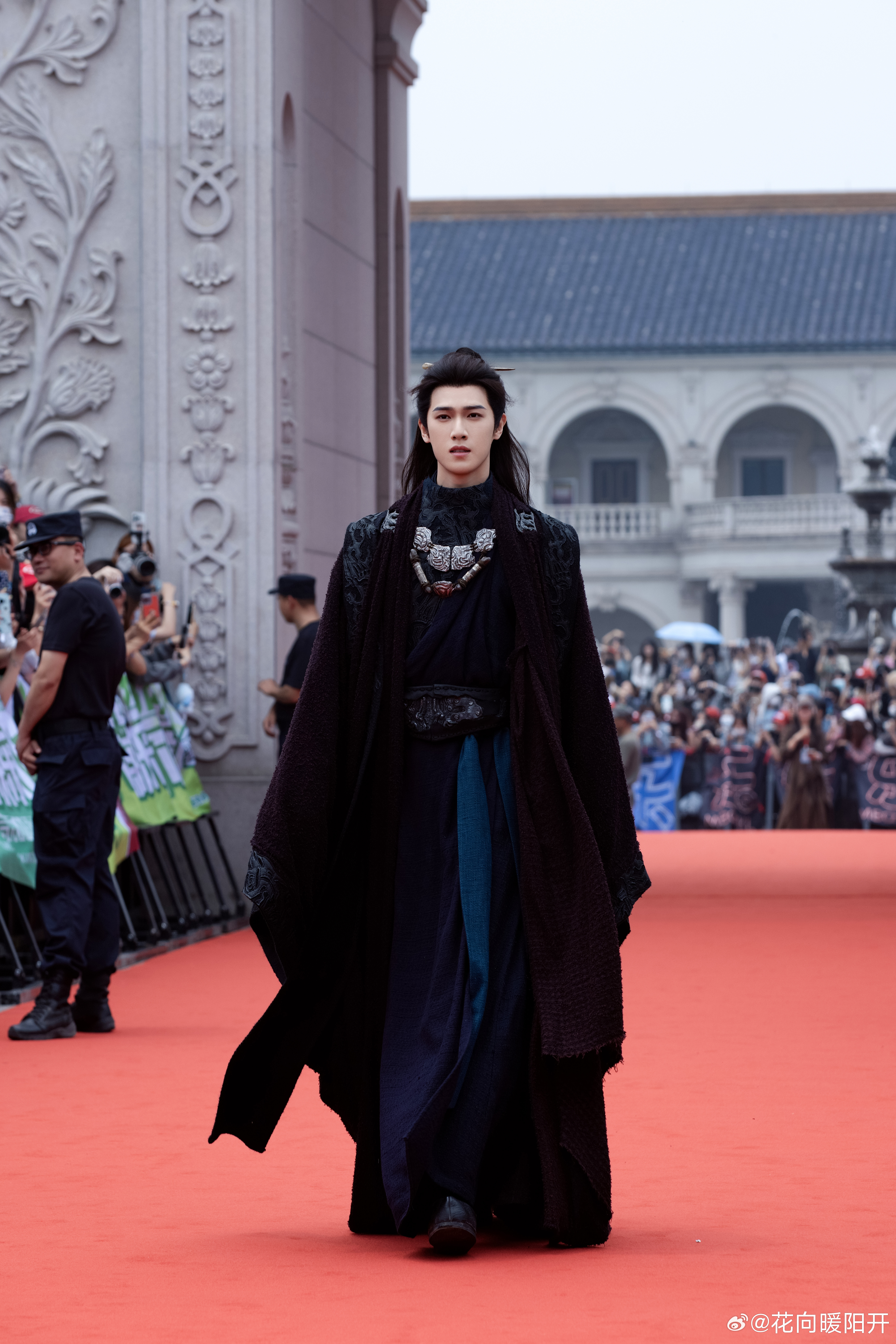 李昀锐打戏给到夯李昀锐的打戏完全可以是里面的一大高光点，这样的质感和镜头真的将表