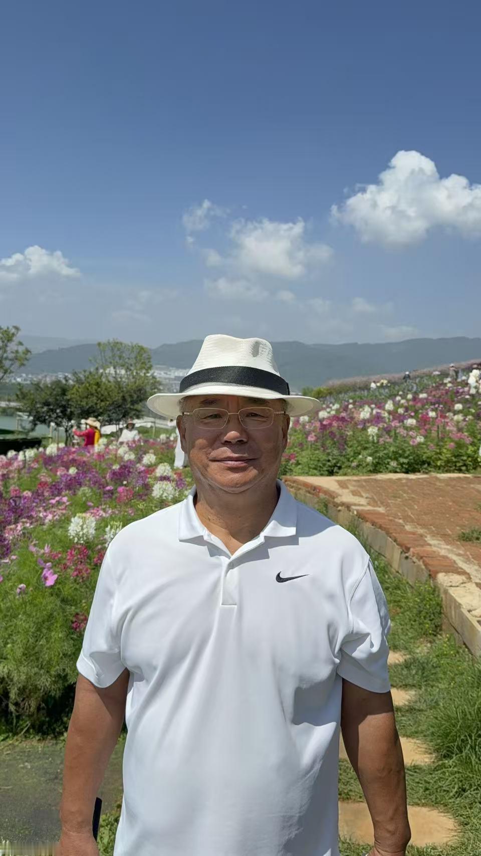 老乐今夏有点忙
虽然忙，但是快乐、而且不热。
石林天外天云海花田位于昆明晋宁区滇