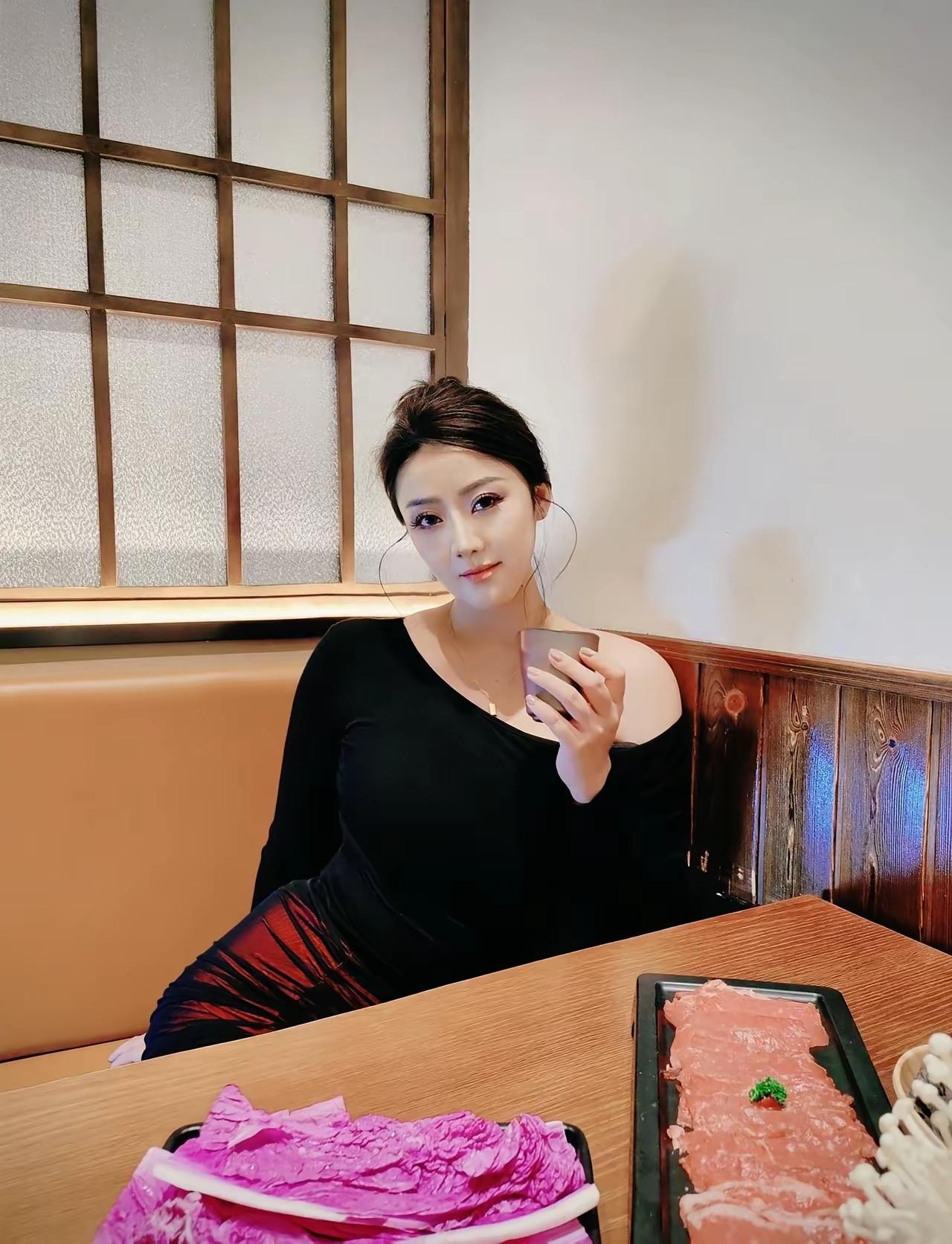 在温馨的餐厅里，享受美食与自拍时光。🍜📸