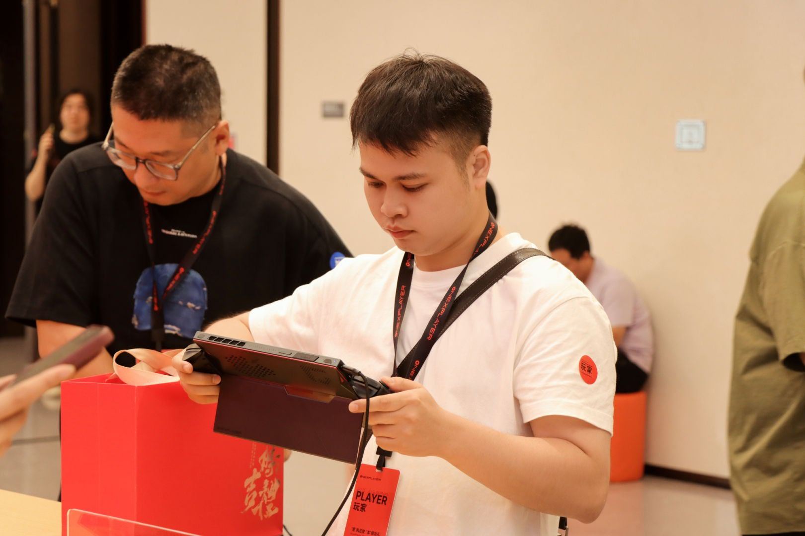 这次壹号本夏季新品发布会直接发布了四款Windows掌机，全都用的都是定制的Ar