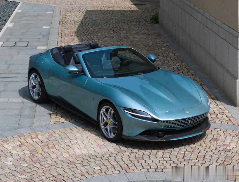 法拉利Roma Spider中国首秀，开篷仅需13.5秒！近日，法拉利Roma 