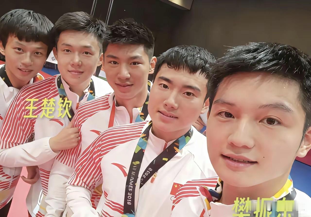5位国乒健儿年少时合影，都是意气风发的小伙儿 ，你第一眼看见了谁？