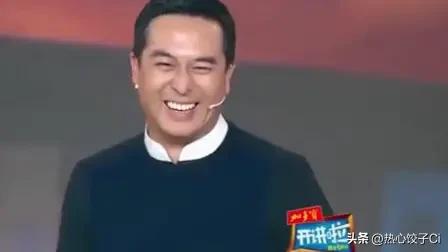 撒贝宁采访张嘉译，海清和你媳妇素颜谁好看？他回答的很快。我媳妇。回答的太妙了！抛