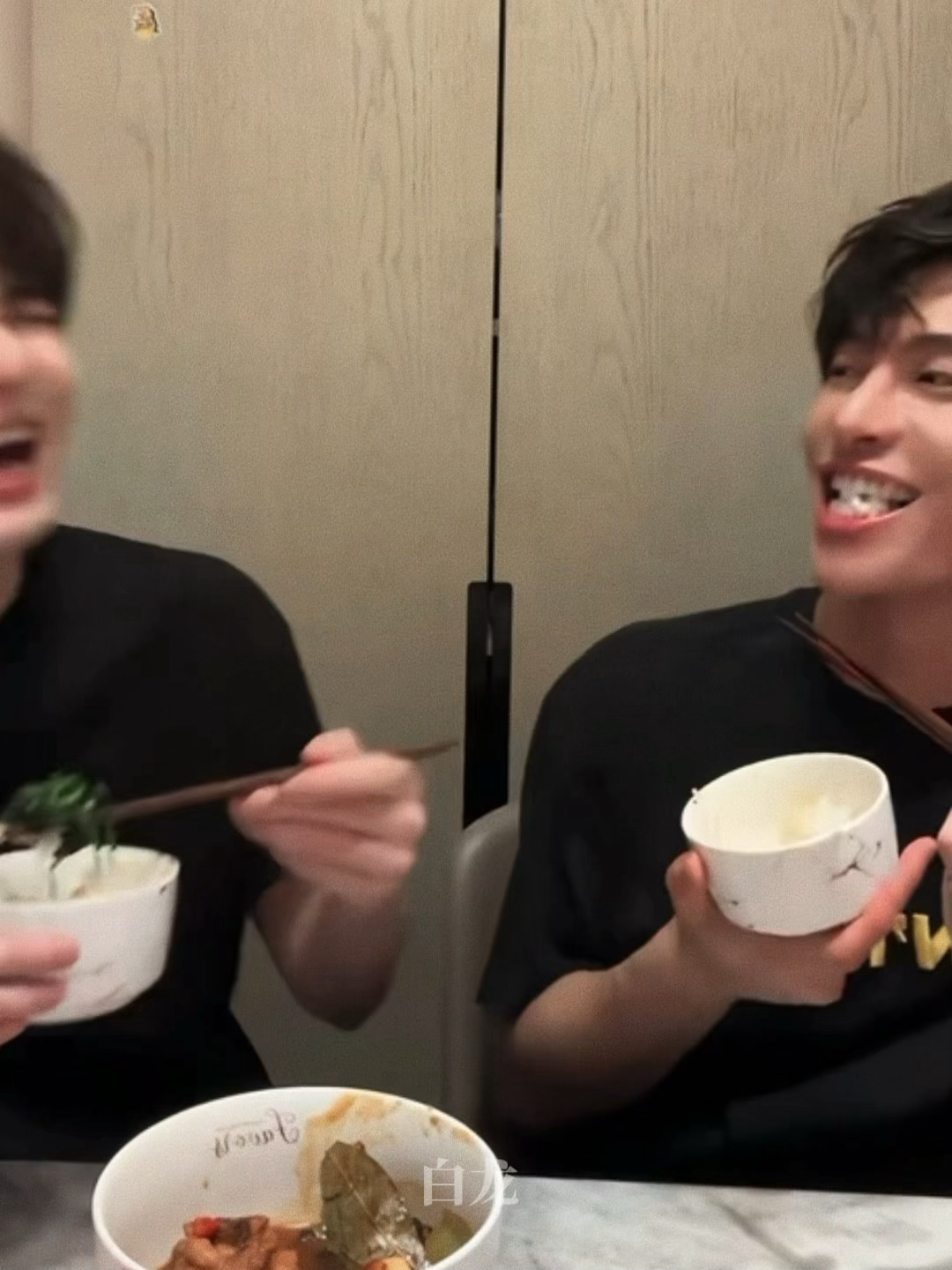 互相夸帅夸厨艺已经不能算全肯定了要在对象打喷嚏的时候说“好man”要“吧唧嘴也没