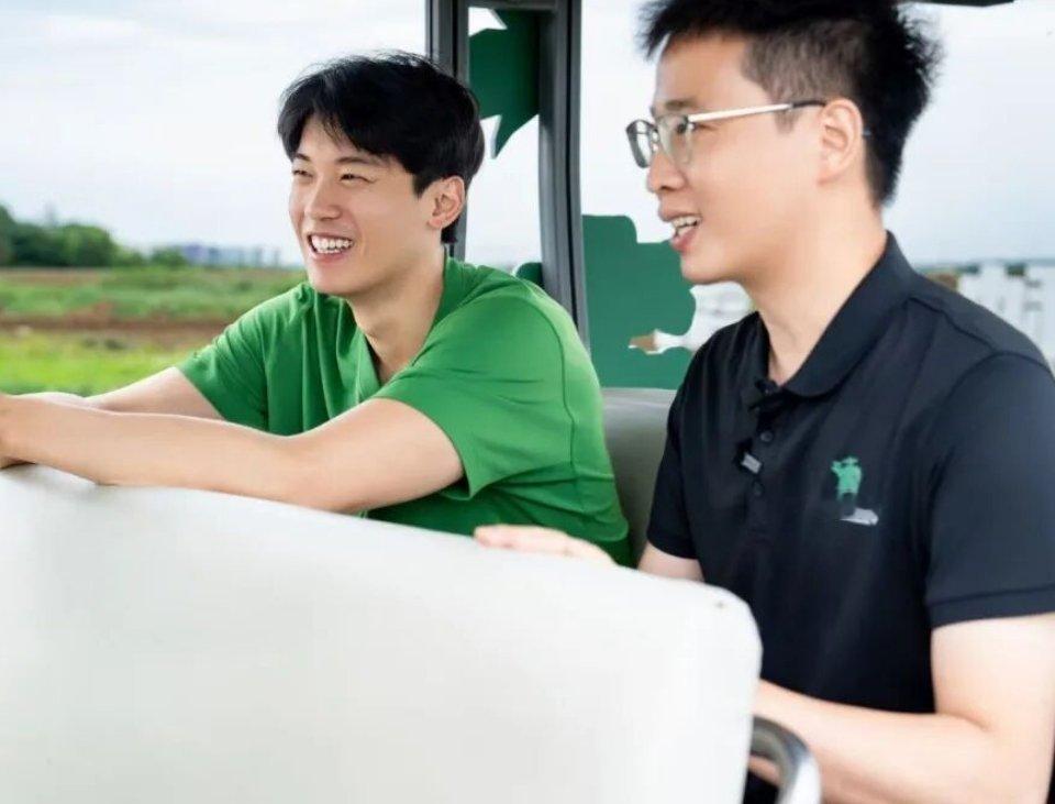 汪顺打卡老乡鸡万亩自有农场汪顺探访老乡鸡数字化产业链奥运冠军走进乡村农业基地，是